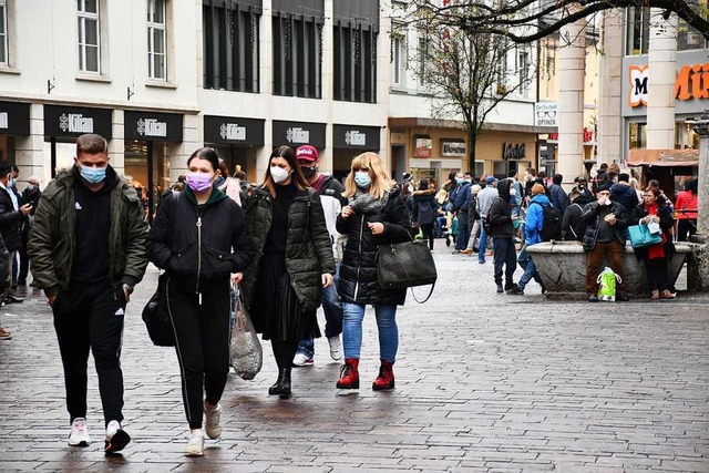 Die Lrracher Innenstadt war noch am S...11; auch von Schweizern und Franzosen.  | Foto: Barbara Ruda