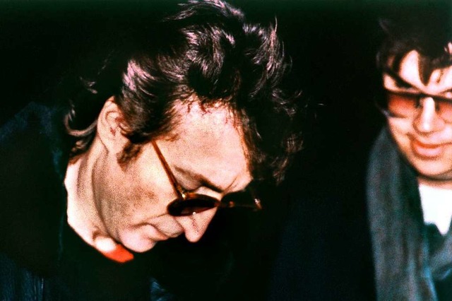 8. Dezember 1980: John Lennon signiert...Uhr wird  ihn Chapman dort erschieen.  | Foto: UPI (dpa)
