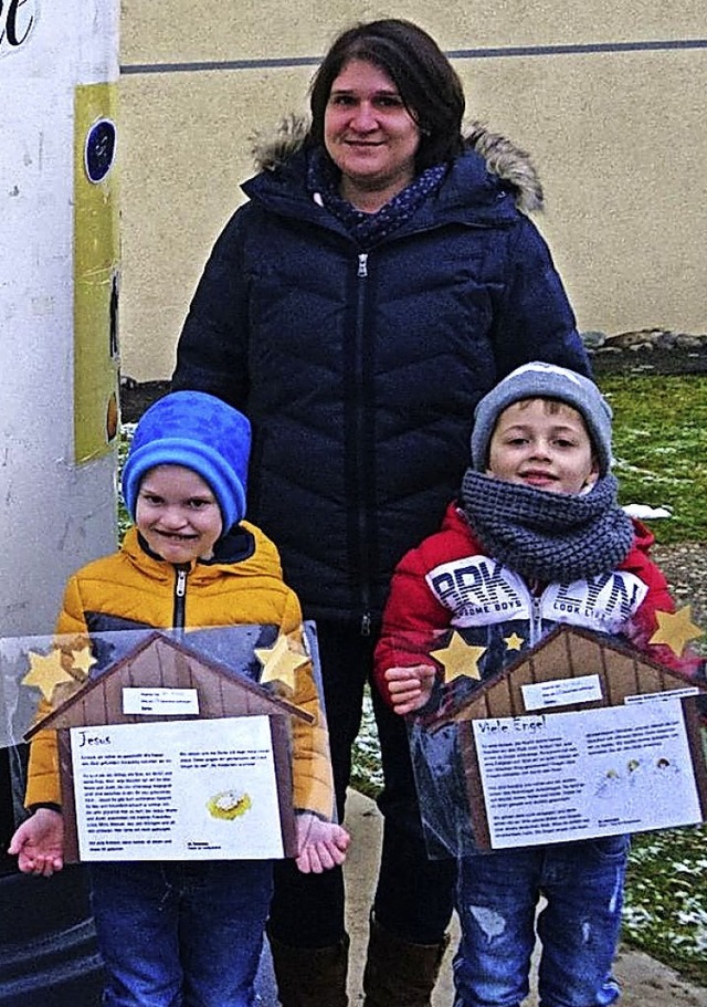 Zum Adventskalenderweg durch Sthlinge...ieherin Laura Barfod mit zwei Kindern.  | Foto: suedkurier