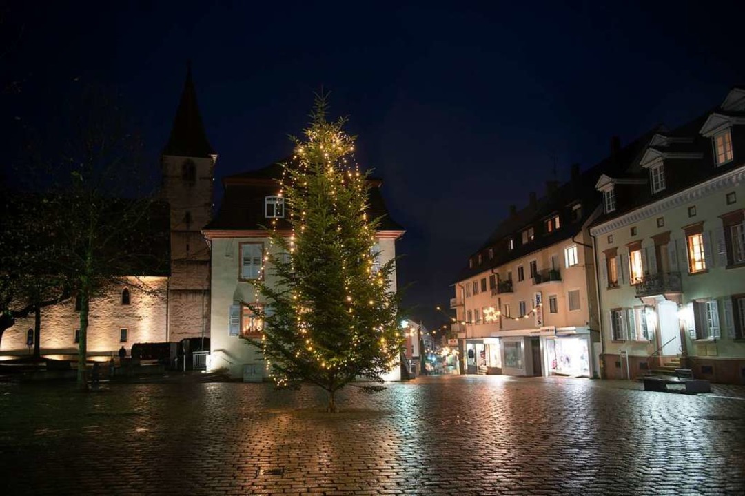 Der Weihnachtsbaum auf dem Markgräfler...at eine neue LED-Beleuchtung erhalten.  | Foto: Volker Münch