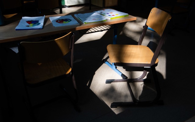 In den meisten Klassenrumen Baden-Wr... Mittwoch an: Die Sthle bleiben leer.  | Foto: Julian Stratenschulte (dpa)