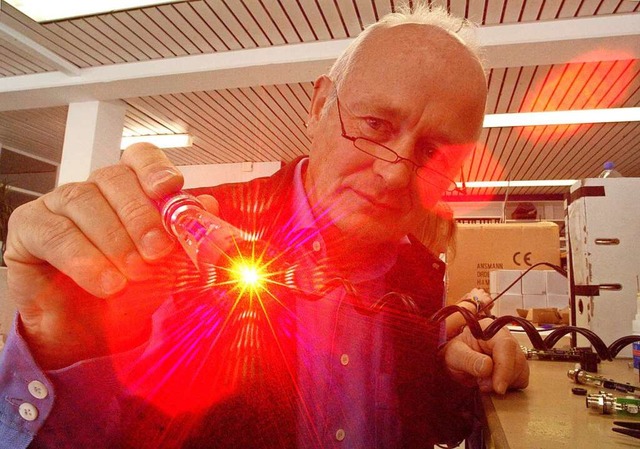 Kurt-M. Zimmermann spielt mit den Lichteffekten eines Laserstrahls.  | Foto: Michael Bamberger