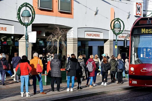 Kundenschlange vor einem Geschft in der Freiburger Innenstadt.  | Foto: Thomas Kunz