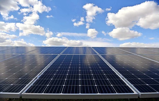 In diesem Jahr haben Sonne und Wind so...noch nie. Der Ausbau soll weitergehen.  | Foto: Hendrik Schmidt (dpa)