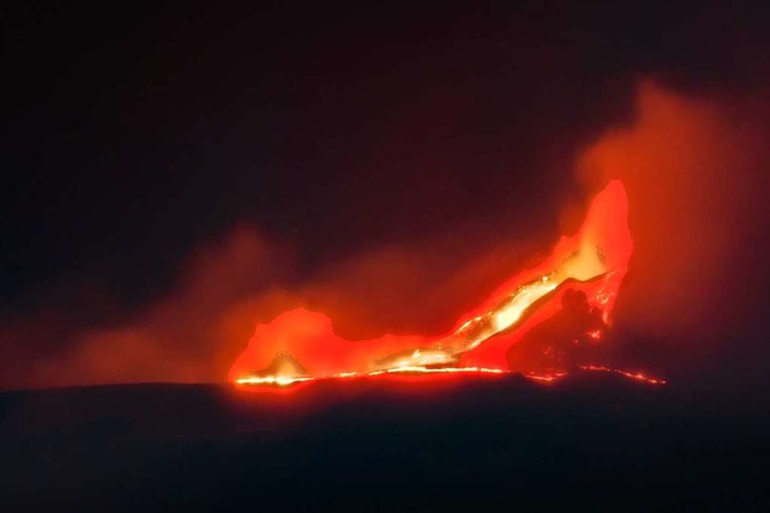 Rauch, Lava und Asche steigen auf aus dem Vulkan Ätna auf Sizilien.  | Foto: Davide Anastasi (dpa)