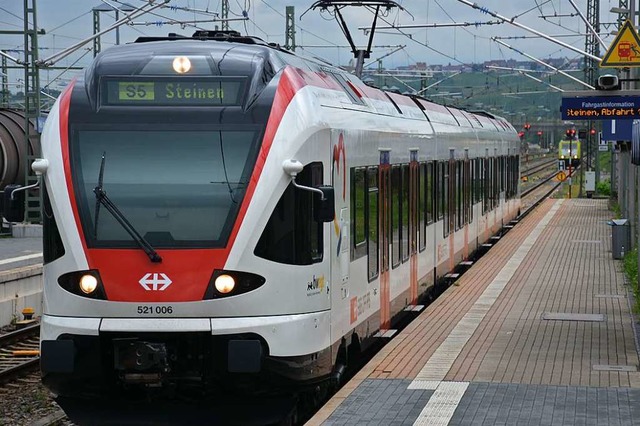 Ein Zug der S 5 am Bahnhof in Weil am Rhein  | Foto: Hannes Lauber