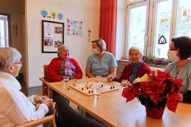 Die Leiterinnen der Demenz-Einrichtung... Bewohnerinnen der Villa Schwobthaler.  | Foto: Ruth Seitz