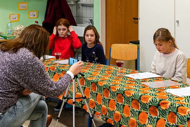 Melanie Mangold hat  die Kinder gefilm... selbst geschriebenen Texte vortragen.  | Foto: Hubert Gemmert