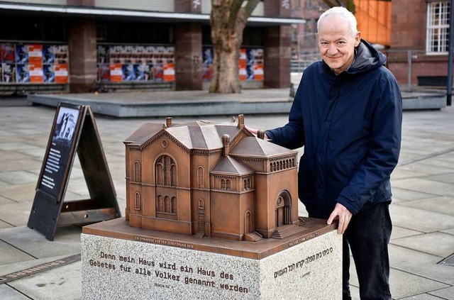 Tobias Eder mit dem Modell der 1938 zerstrten Synagoge.  | Foto: Thomas Kunz