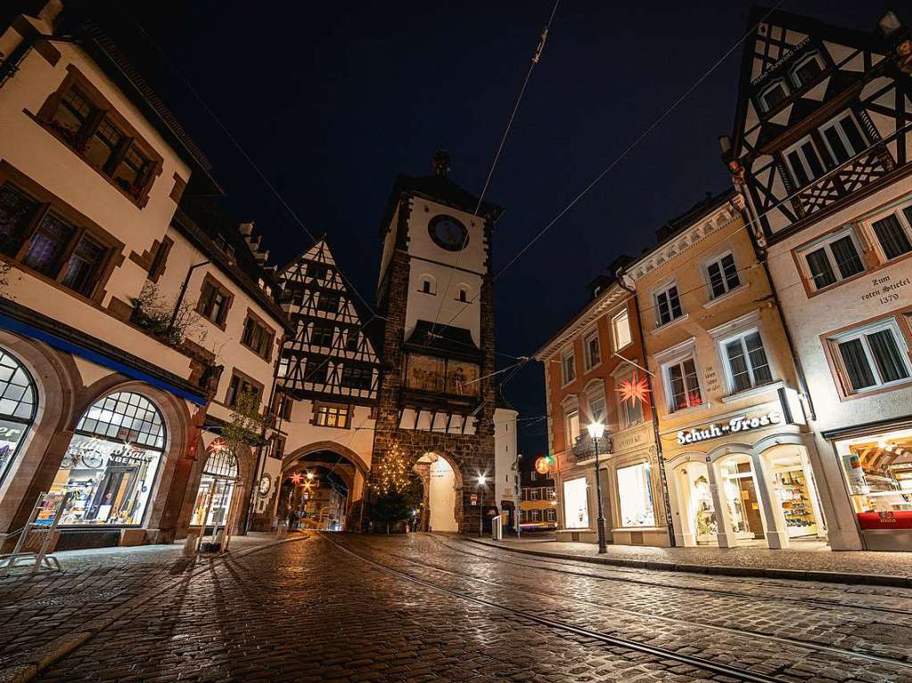 Wer es zwischen Dmmerung und 20 Uhr noch in die Altstadt schafft, der sieht in diesen Tagen eine in Nebel eingekleidete, leere Stadt voller Lichter. Fotos dieses ganz anderen Winters.