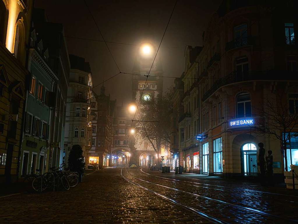 Wer es zwischen Dmmerung und 20 Uhr noch in die Altstadt schafft, der sieht in diesen Tagen eine in Nebel eingekleidete, leere Stadt voller Lichter. Fotos dieses ganz anderen Winters.