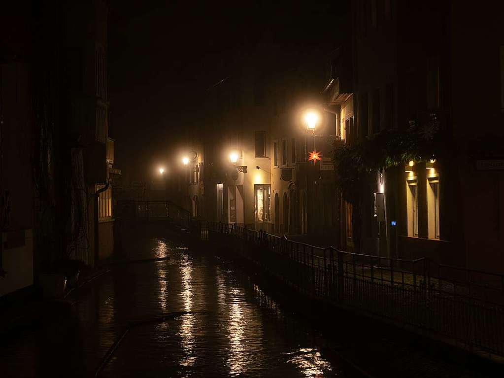 Wer es zwischen Dmmerung und 20 Uhr noch in die Altstadt schafft, der sieht in diesen Tagen eine in Nebel eingekleidete, leere Stadt voller Lichter. Fotos dieses ganz anderen Winters.