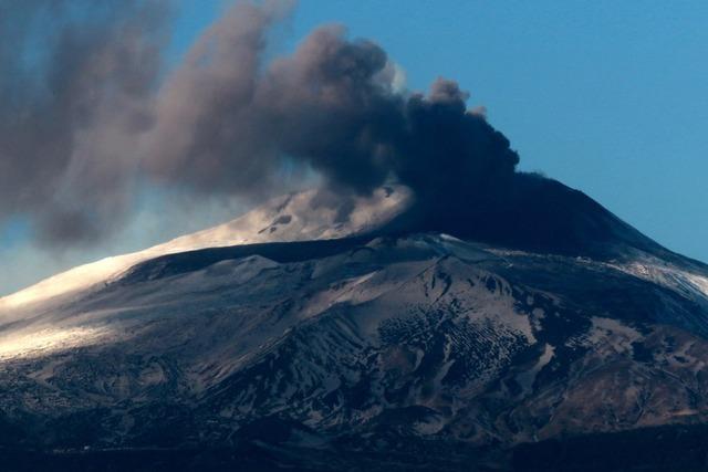 Der Vulkan Ätna auf Sizilien spuckt Lava