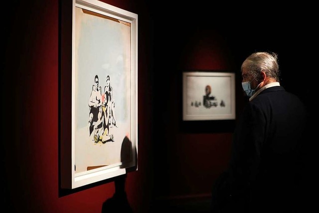 Sollen Geimpfte wieder ins Caf, ins M...er einer Banksy-Ausstellung in Madrid.  | Foto: Marta Fernandez Jara (dpa)