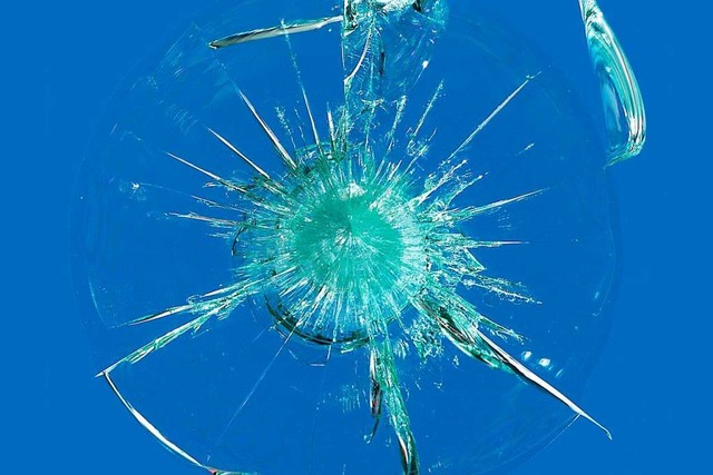 Eine Rohrzange hat auf der Besanonall...indschutzscheibe zerstrt. Symbolbild.  | Foto: Carglass