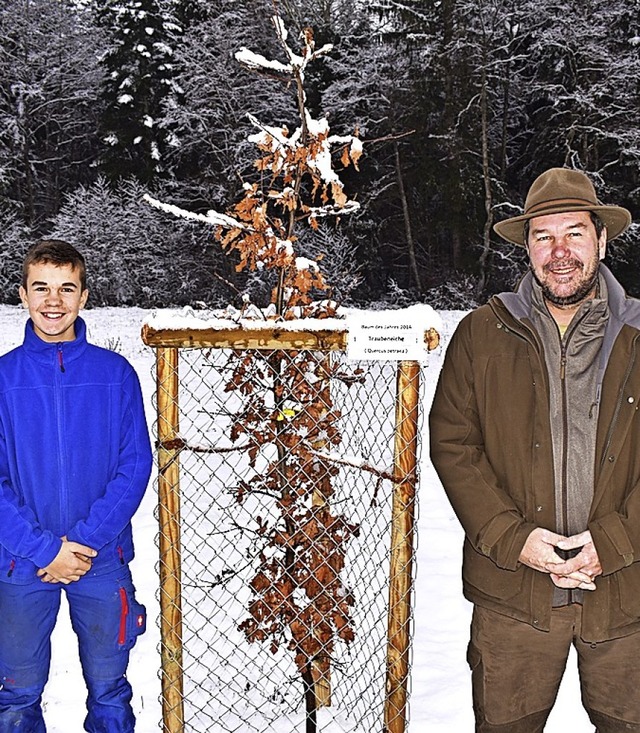 Oliver und Kjell Eichkorn pflanzten en...Baum des Jahres  erklrt worden waren.  | Foto: Ursula Ortlieb