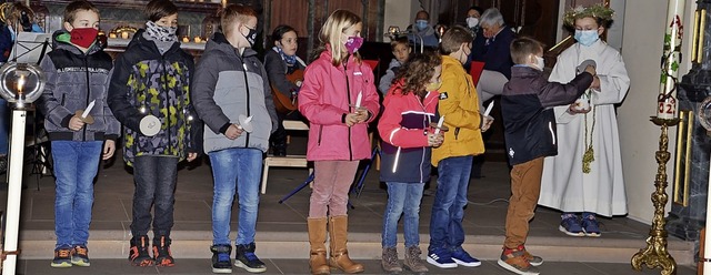 Die Kinder, die im kommenden Jahr die ...on erfahren, entzndeten ihre Kerzen.   | Foto: Roland Vitt