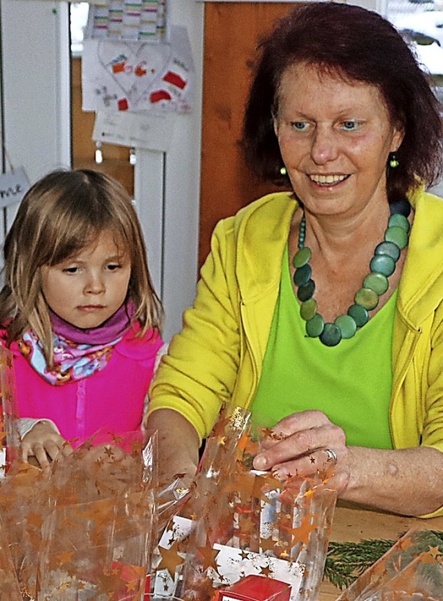 Lydia Gntert richtet Weihnachtstten ...ei von ihrer Enkeltochter untersttzt.  | Foto: Martha Weishaar