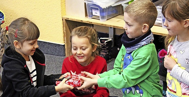 Bei der Adventskalender werden Bcher fr die Bibliotheken gespendet.  | Foto: Manuel Hunn