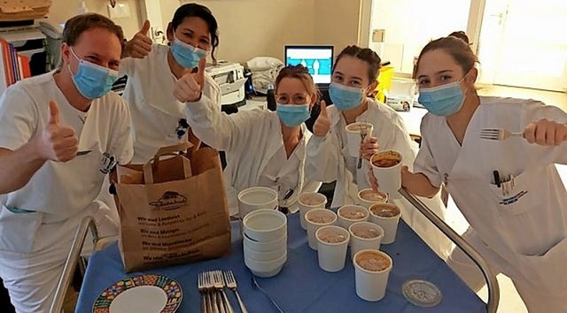 Krankenpfleger und rztinnen freuen sich ber eine Portion Currywurst.  | Foto: Privat