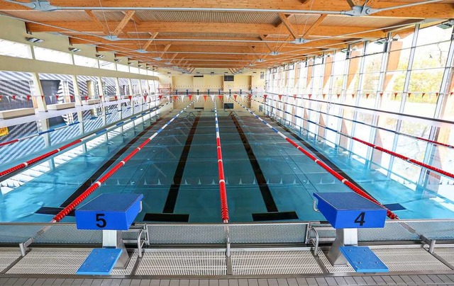 Die Bder bleiben leer, die Schwimmer sitzen auf dem Trockenen.  | Foto: Jan Woitas (dpa)