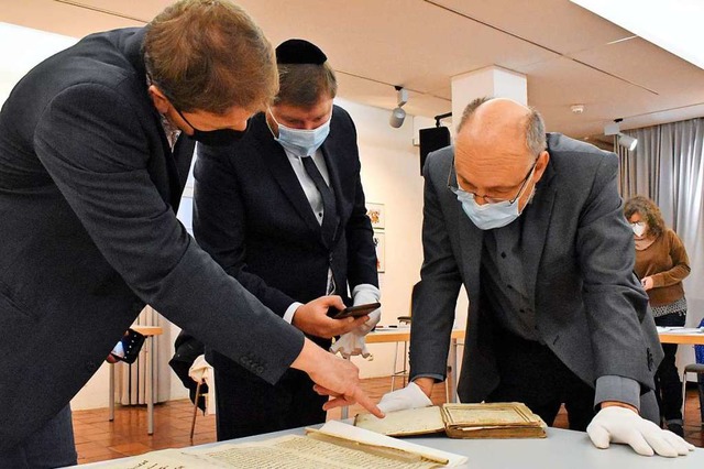 Lars Frick, Moshe Flomenmann und Marku...s Flomenmann dem Museum geschenkt hat.  | Foto: Thomas Loisl Mink