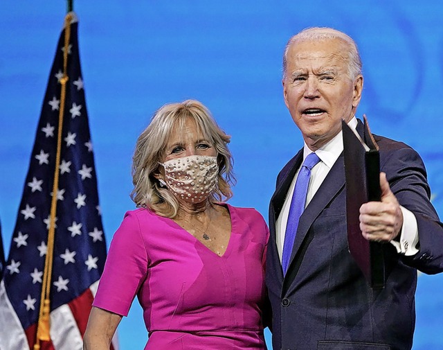 Joe Biden freut sich mit  Frau Jill ber die offizielle Wahl zum Prsidenten.  | Foto: Patrick Semansky (dpa)