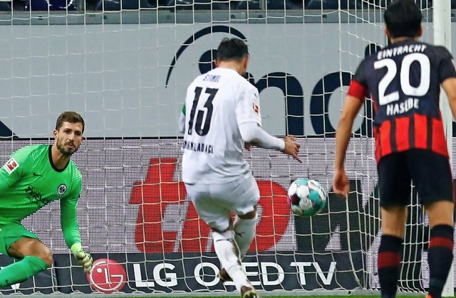 Lars Stindl (weies Trikot) trifft hier fr Gladbach per Foulelfmeter zum 2:3.  | Foto: RALPH ORLOWSKI (AFP)