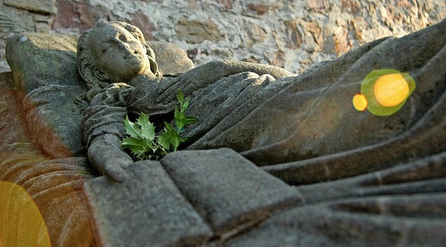 Sieht aus, als schliefe sie: Das Grabm...m Alten Friedhof in Freiburg-Herdern.   | Foto: Thomas Kunz