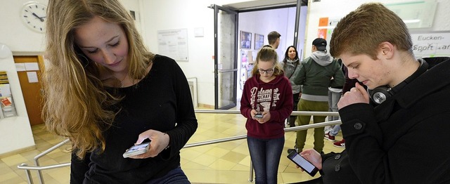 Schler checken in der Pause kurz ihr Handy.   | Foto: Ingo Schneider