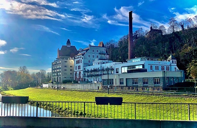 Blick ber den Kanal auf die alte Brauerei in Riegel  | Foto: Marica Langenbacher