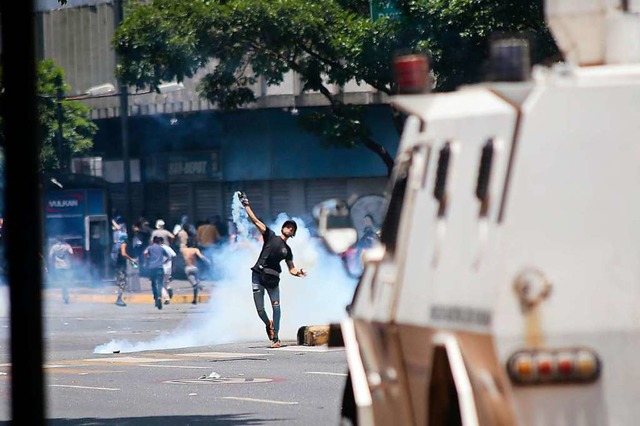 Bei einem Aufstand des Volkes setzen d...Bild entstand in Venezuela, Sdamerika  | Foto: Rafael Hernandez (dpa)