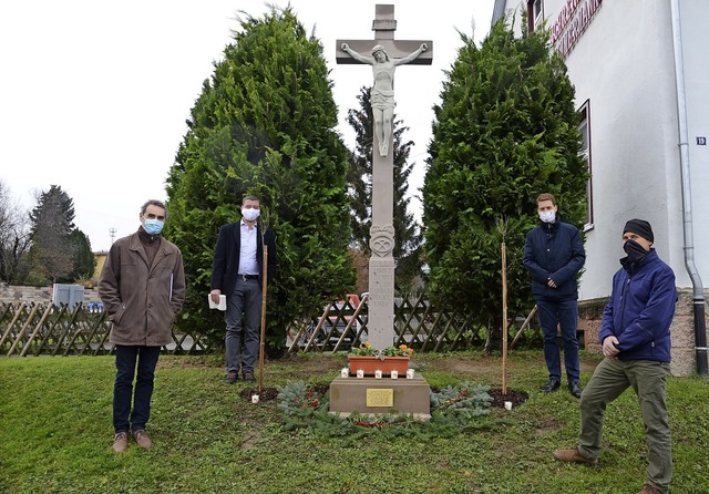 Segnung des neuen Wegekreuzes mit (von...bias Merz und Steinmetz Ulrich Slzle.  | Foto: Roland Vitt