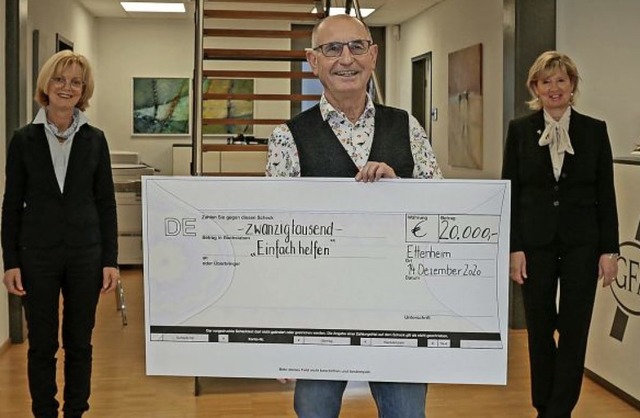 Alfons Bonk berreichte Lioba Metz (li...Spendenscheck in Hhe von 20 000 Euro.  | Foto: Sandra Decoux-Kone