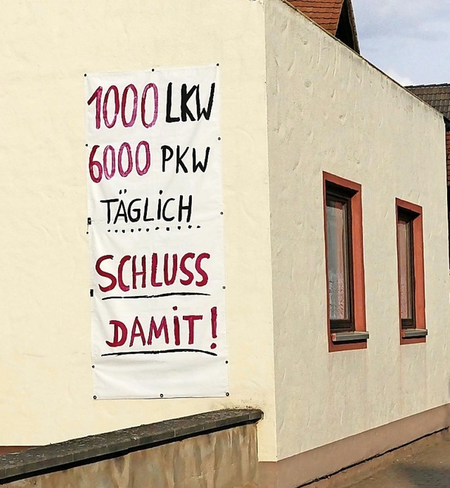 Mehrere Plakate im Hort zeigen die Unzufriedenheit der Hartheimer.  | Foto: Frank Schoch