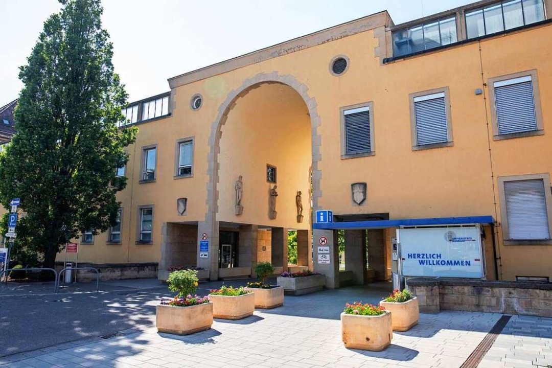 Besuchsstopp: Uniklinik,  Herzzentrum ...eren auf die steigenden Corona-Zahlen.  | Foto: Philipp von Ditfurth (dpa)