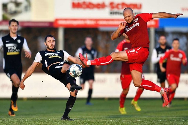 Santiago Fischer (rechts) sicherte dem...ie SV Elversberg (links Kevin Conrad).  | Foto: Achim Keller