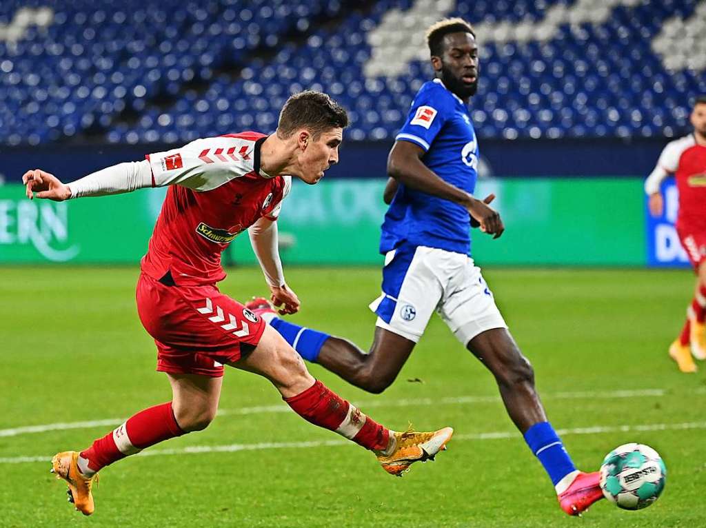 8. Minute und die erste Grochance fr den SC Freiburg. Letztlich scheitert Sallai aber an der Schalker Defensive um Salif San.