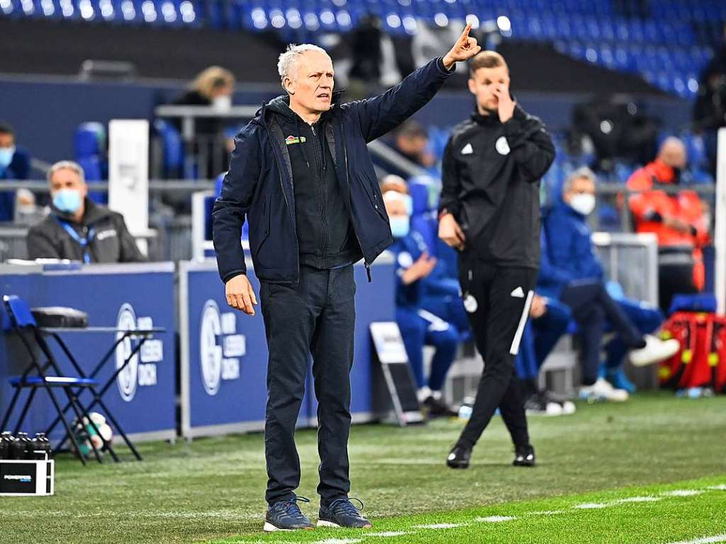 SC-Trainer Christian Streich hofft, dass sein Team an die gute Leistung vom Match gegen Bielefeld anknpfen kann. Entsprechend auch seine Regieanweisungen in der Arena auf Schalke.