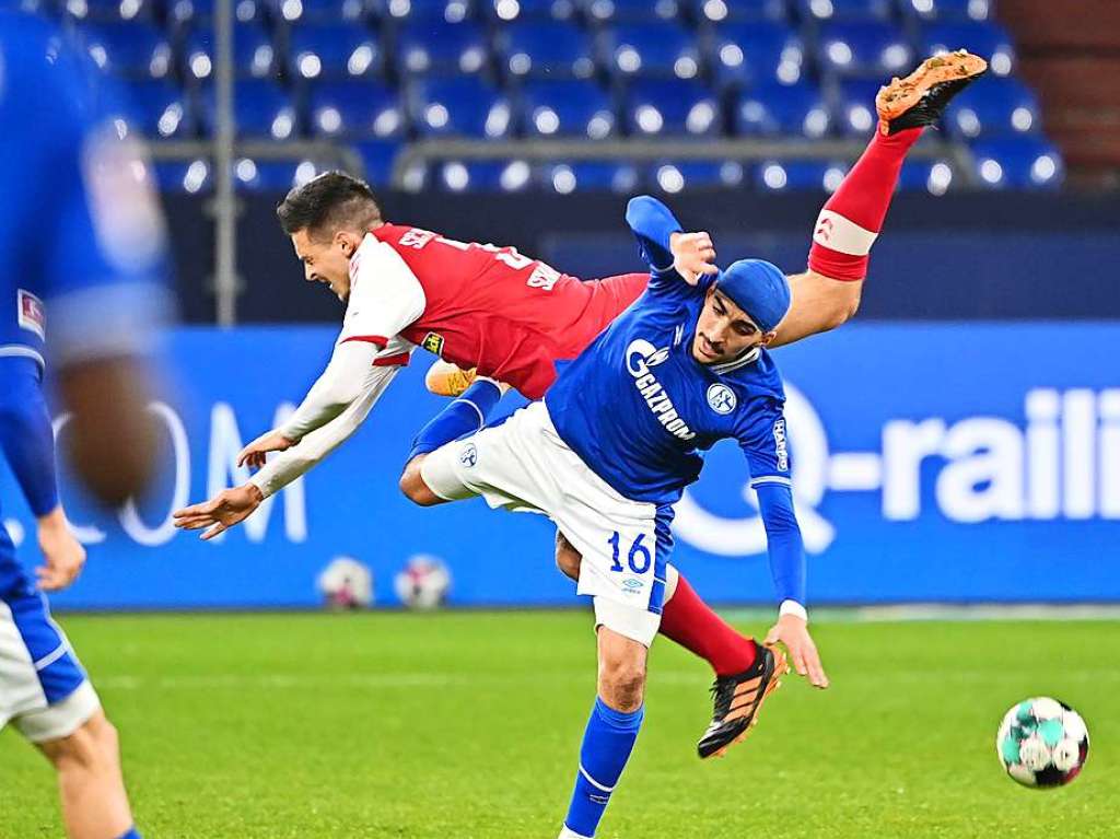 Der SC Freiburg gewinnt im Auswrtsspiel in Gelsenkirchen gegen den FC Schalke.