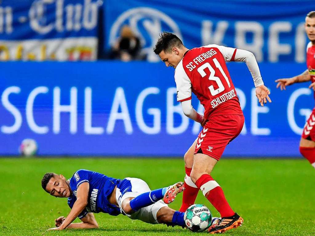 Die Freiburger bauen das Spiel sehr sehr breit auf: Schlotterbeck ist die zentrale Anspielstation, der zentrale Aufbauspieler. Schalkes Amine Harit lsst nicht ab von ihm.