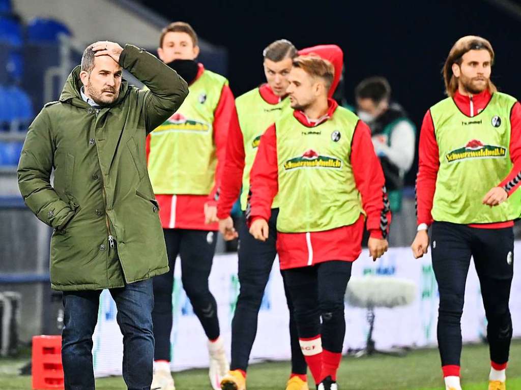 Schalke fllt zuhause nichts ein, und Trainer Baum ist ratlos. Er wechselt drei Mal gewechselt, doch ein Aufbumen der Knappen ist nicht erkennbar.