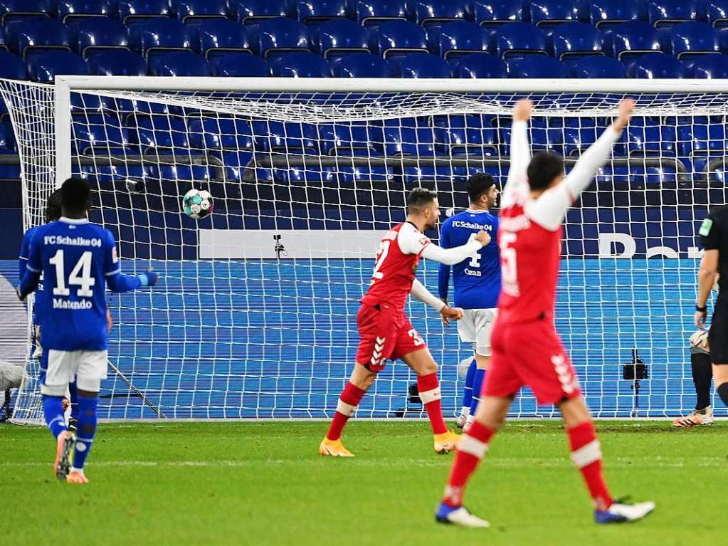 Die rechte Auenbahn regelt! Spielverlagerung von Grifo auf rechts, wo Schmid durchgelaufen ist. Schmid schaut, sbelt die Kugel auf den ersten Pfosten, wo Sallai (nicht im Bild) entgegenluft und den Ball im langen Eck versenkt.