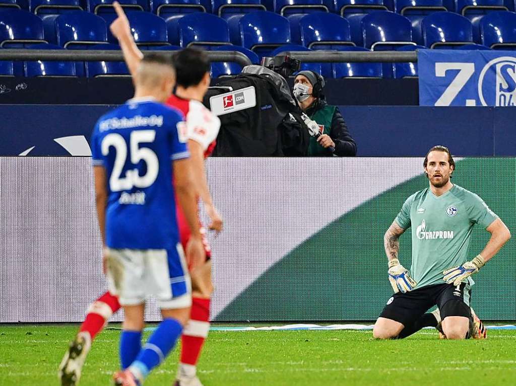 Freiburg ber links, Grifo zieht in die Mitte, spielt den Pass auf Sallai, der die Kugel sehenswert ber den herauseilenden Schalker Keeper hebt – schnes Tor von Sallai, der heute einen Doppelpack schnren konnte!