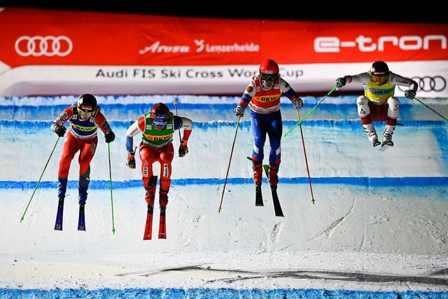 Explosiver Start in Arosa (von links):...und Frederic Berthold aus sterreich.   | Foto: Gian Ehrenzeller (dpa)