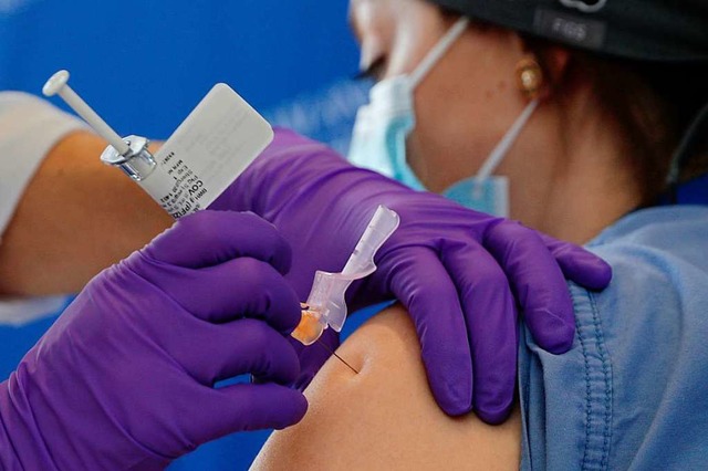 Eine Notrztin in Boston erhlt am Mit...virus-Impfung von Pfizer und Biontech.  | Foto: Brian Snyder (dpa)