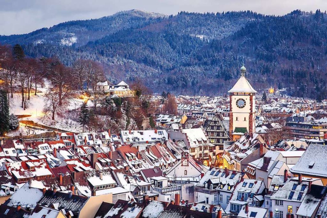 &#8230; und die schneebedeckte Altstadt.  | Foto: David Lohmueller
