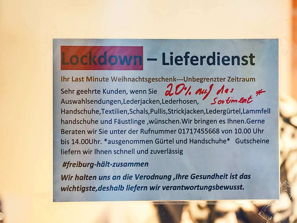 Geschlossene Lden, eine verlassene Fugngerzone und Gruschilder der Ladenbesitzer – Freiburg im zweiten Lockdown