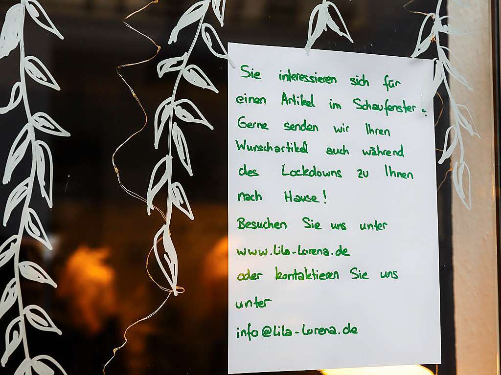 Geschlossene Lden, eine verlassene Fugngerzone und Gruschilder der Ladenbesitzer – Freiburg im zweiten Lockdown