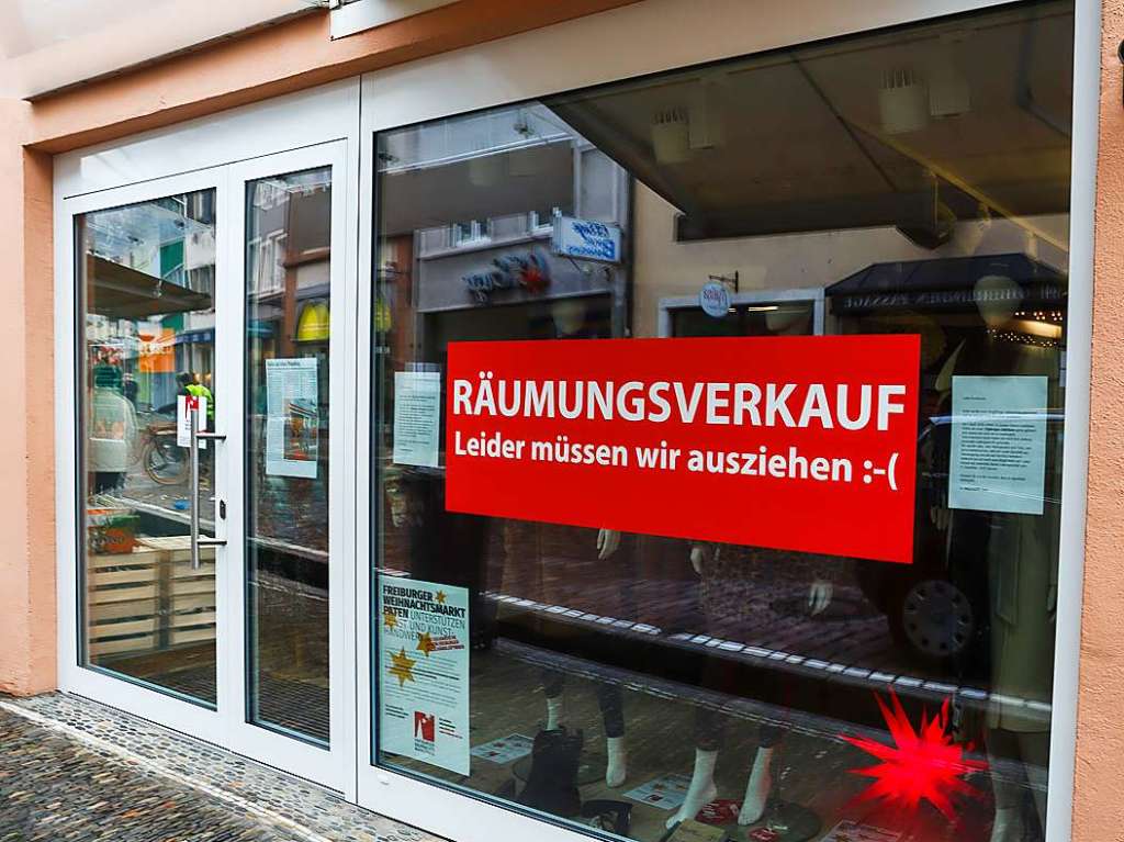 Geschlossene Lden, eine verlassene Fugngerzone und Gruschilder der Ladenbesitzer – Freiburg im zweiten Lockdown